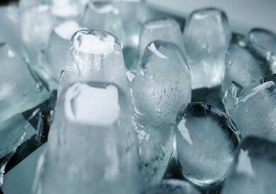 لمكعبات الثلج فوائد أكثر من مجرد تبريد المشروبات، فيمكن أن تكون منقذا للجلد
